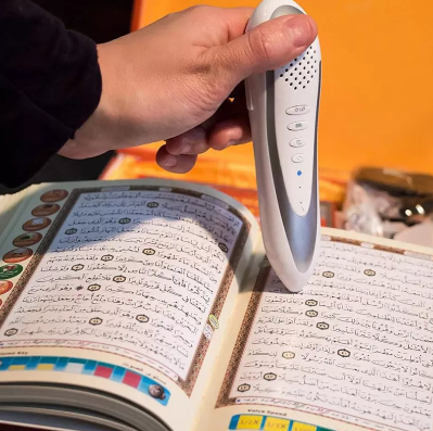 القلم القارئ مع المصحف الأصلي