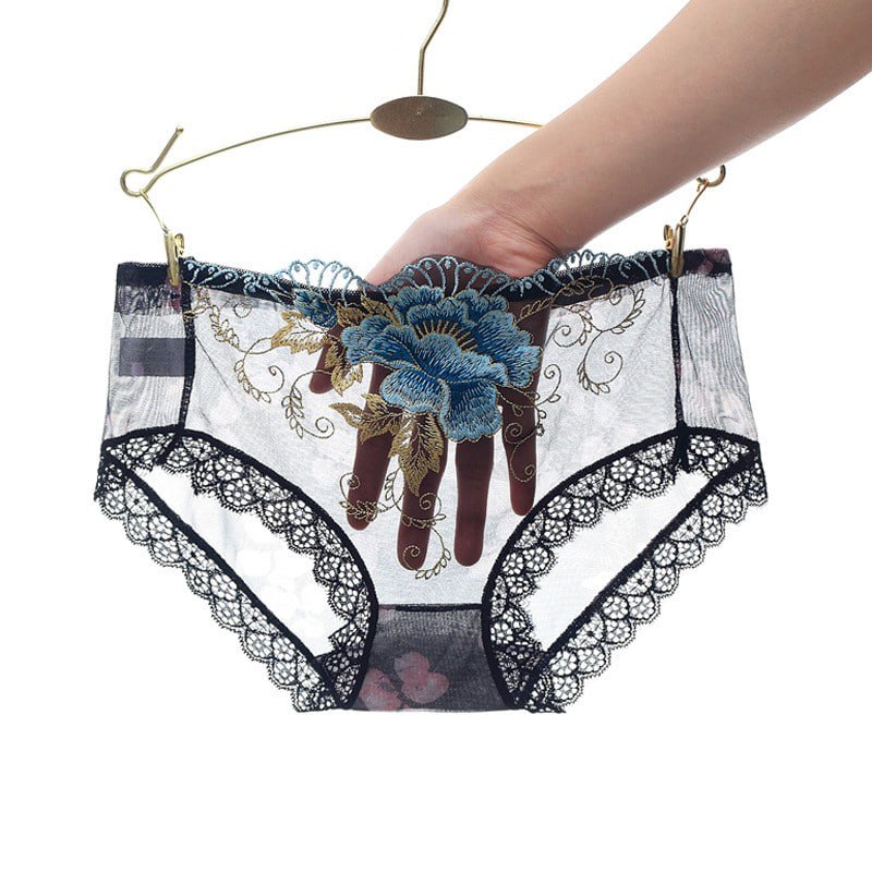 ملابس داخلية نسائية مطرزة بالدانتيل